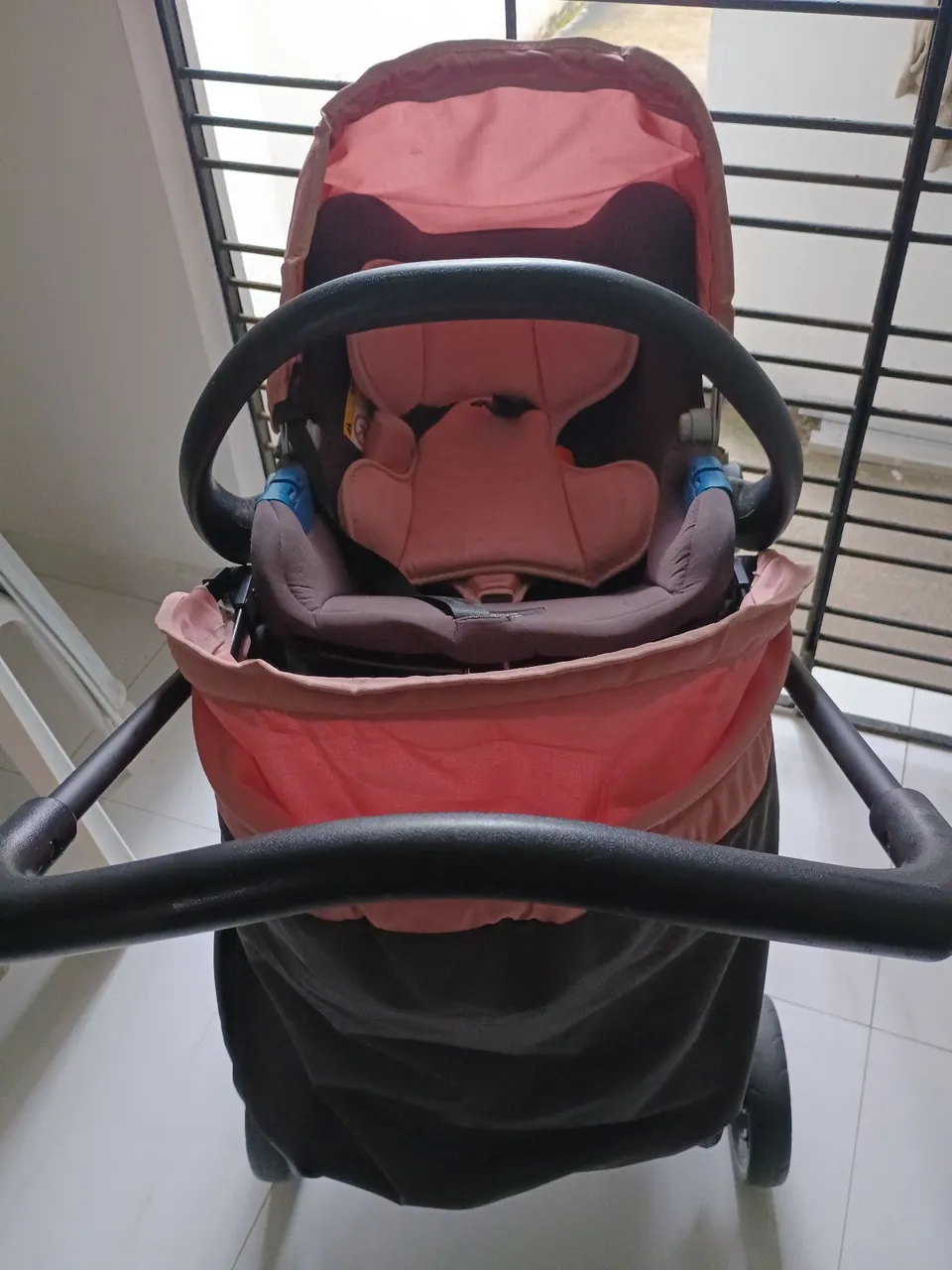 Carrinho de Bebê com Bebê Conforto