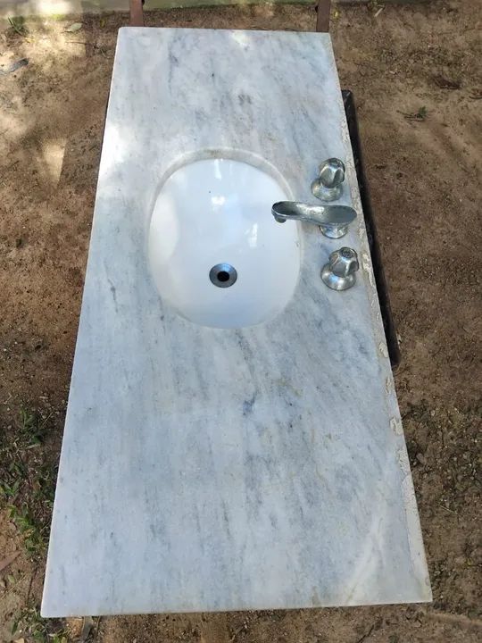 Pia de mármore com cuba em porcelana