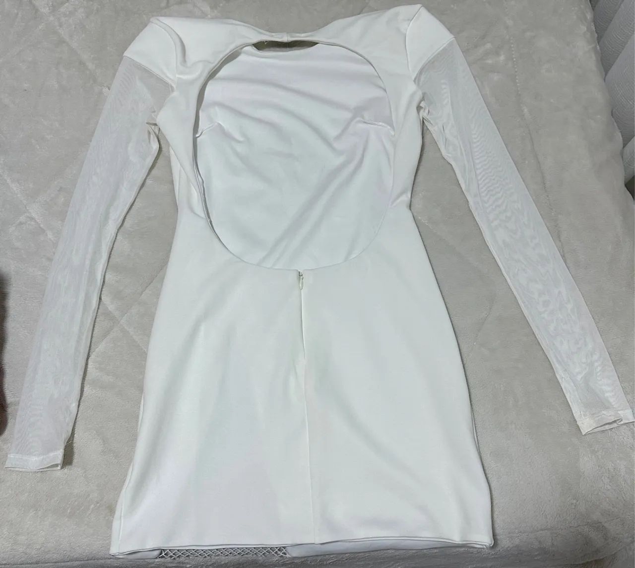 Vestido branco com detalhe em pedrarias - Foto 2