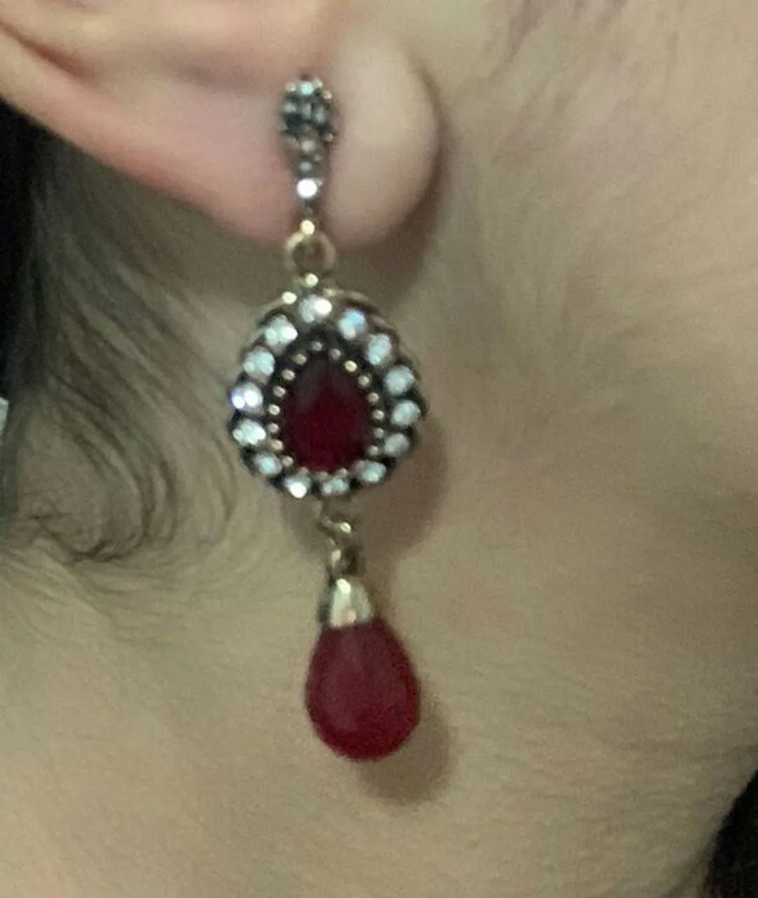 BRINCOS COM PEDRA RUBI 