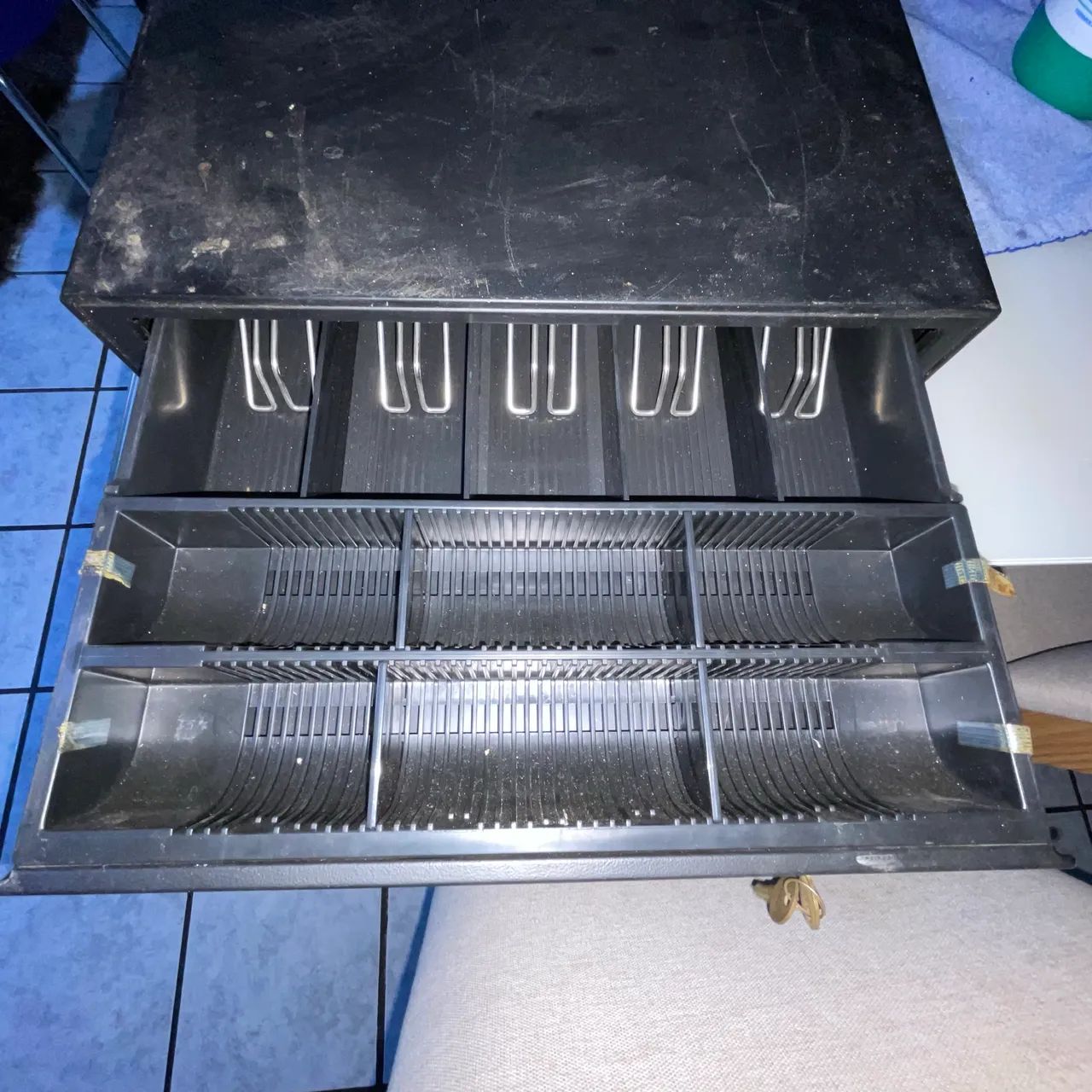 Essa é uma gaveta de dinheiro Bematech (modelo GD-56 / GD-56M, a mais comum da marca). - Foto 2