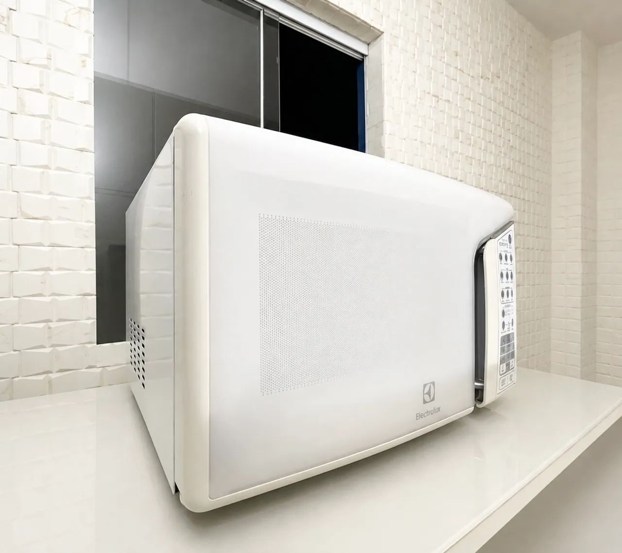 Microondas Eletrolux 31L Branco - Foto 4