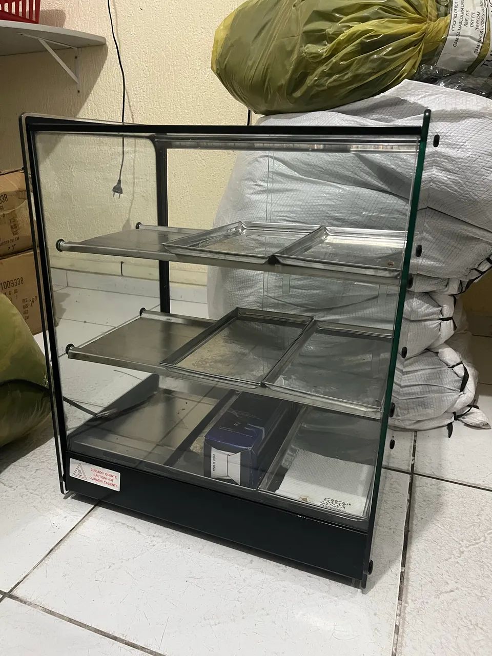 Vendo estufa de salgados pouco usada. Bem nova e funcionando bem 