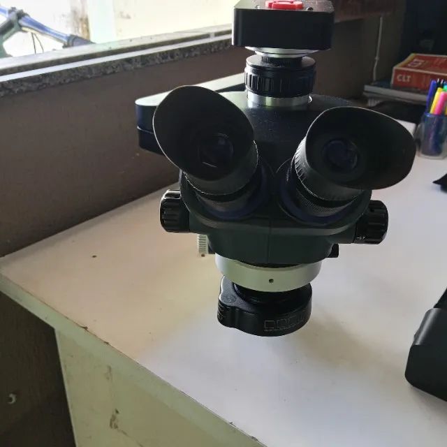 Microscópio e câmera 