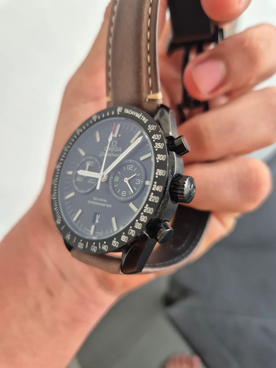 Relógio Speedmaster Dark Side of the Moon com pulseira de couro