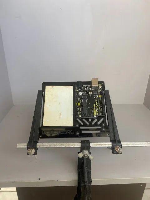 ? Suporte de Placa PCB Ajustável - Base para Manutenção (Sem Placa)