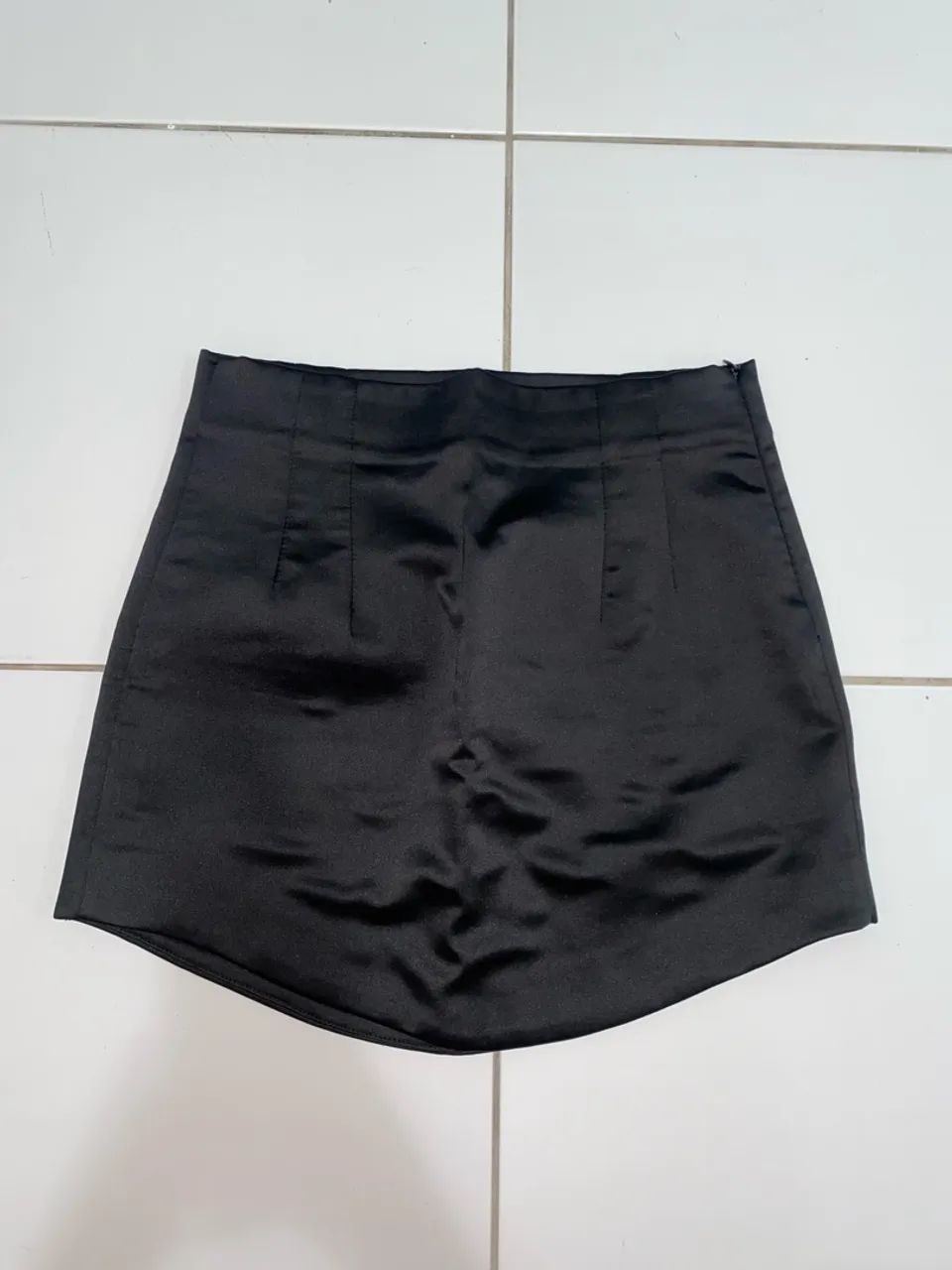 Mini saia acetinada preta da Zara - Foto 2