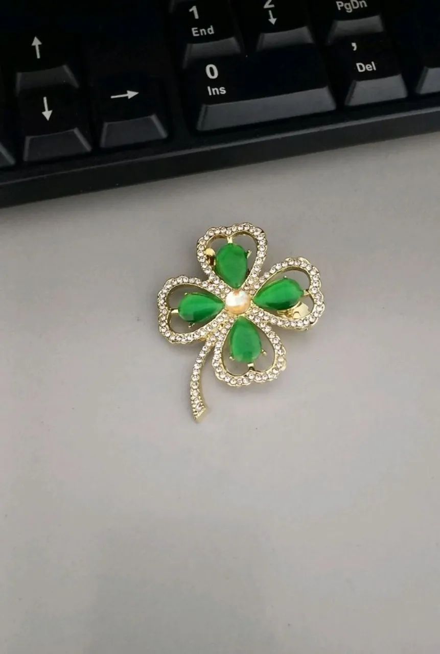 Broche de Trevo com Strass (novo) - Foto 4