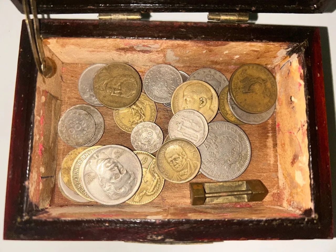 Caixa antiga com moedas da epoca - Foto 4