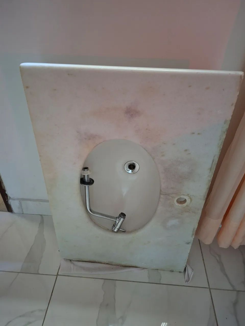 Pia com bancada e torneira
