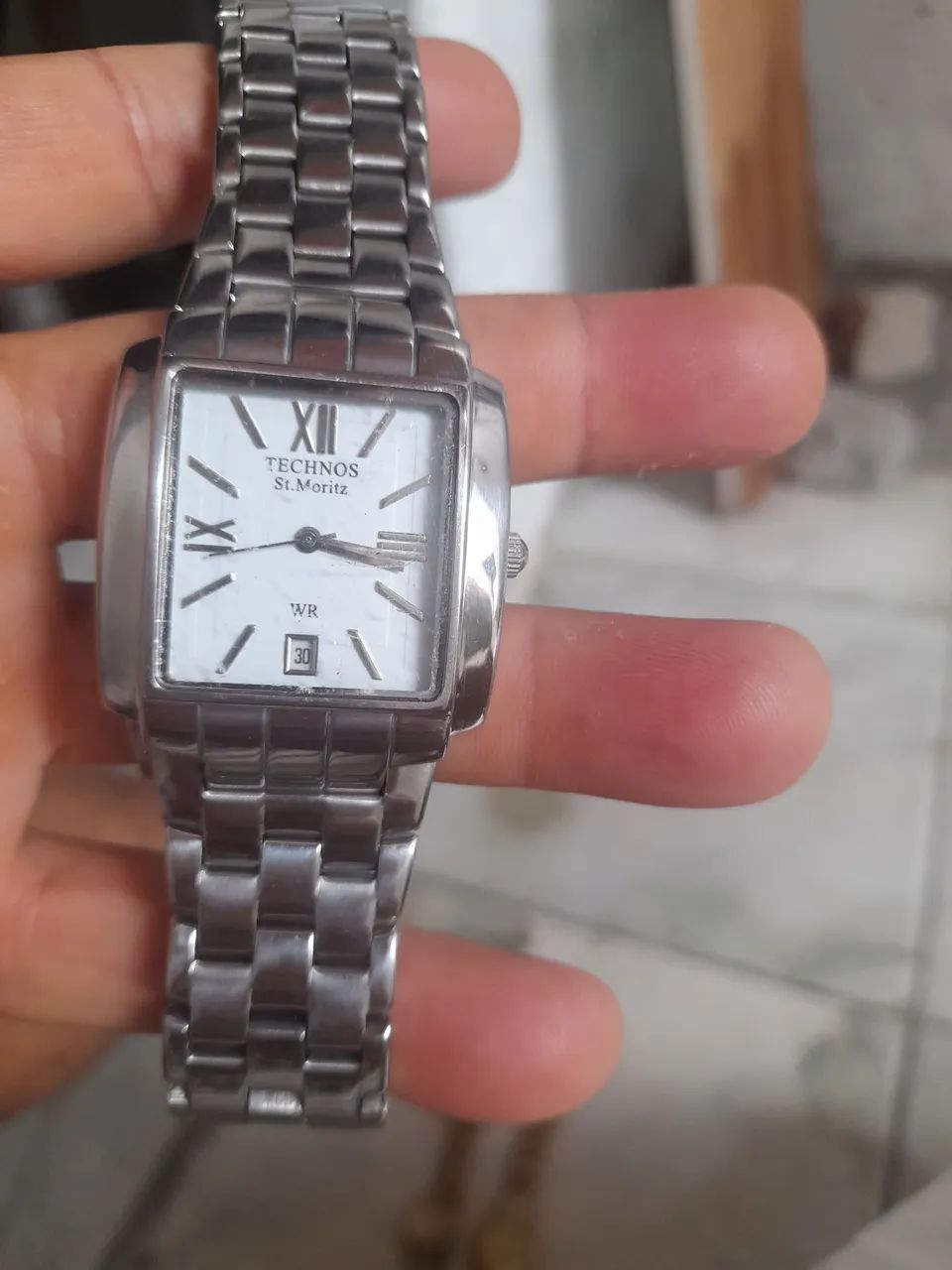 Vendo um relógio técnico funcionando e 