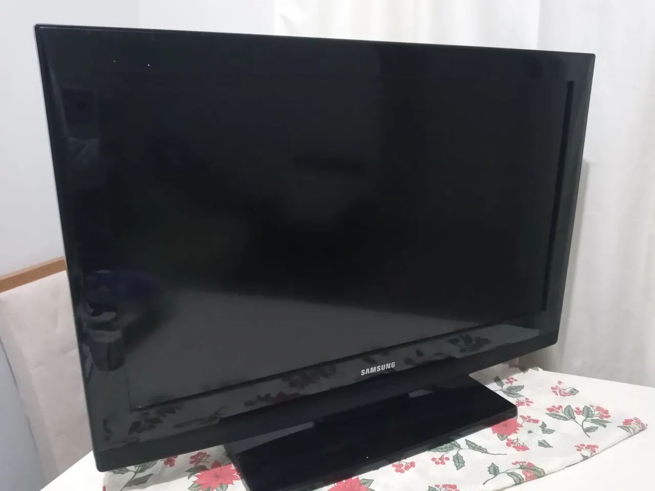 Vendo TV Samsung LN32B350F1Modelo LCD de 32 Polegadas, com aparelho de antena digital.