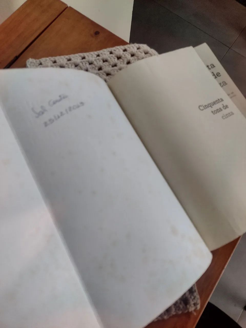 Livro Cinquenta Tons de Cinza  - Foto 2