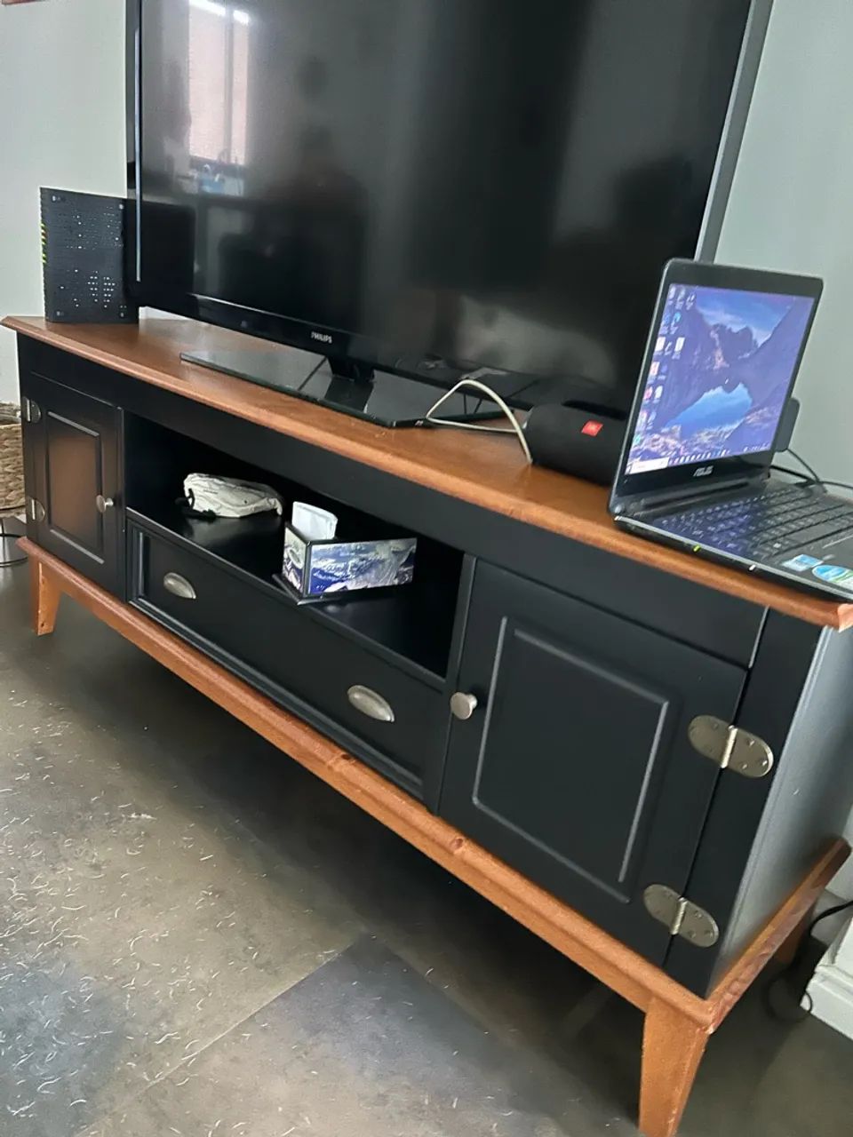 Rack preto com tampa e pés de madeira maciça  - Foto 3