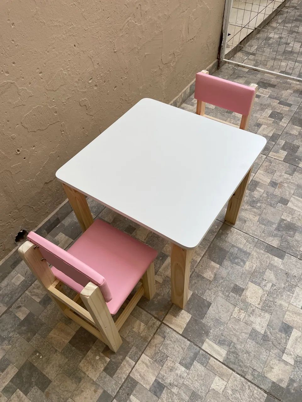 Mesa infantil de baúzinho, e cadeiras estofadas 