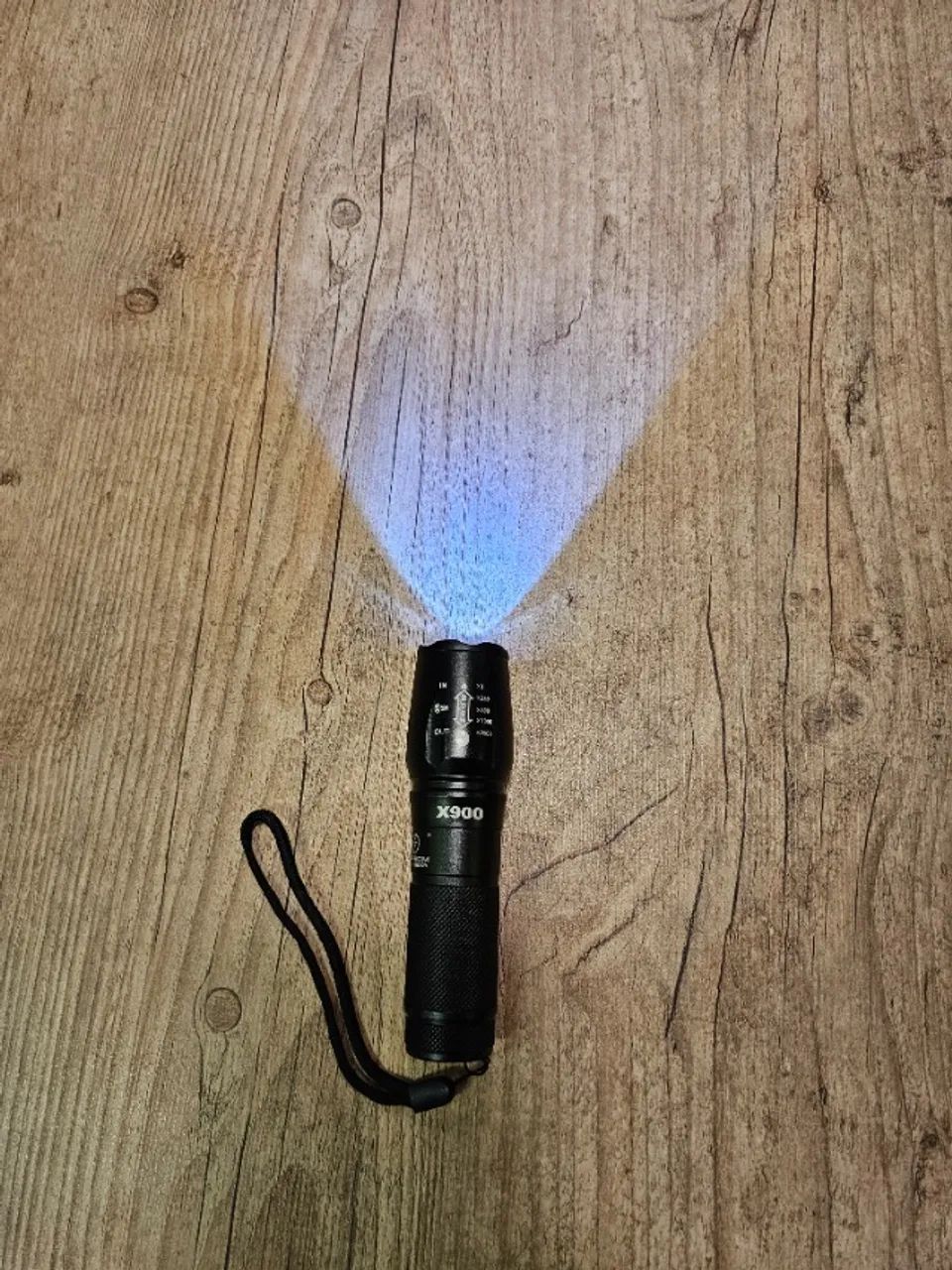 Lanterna LED Potente com Carregador Viagem Trilha Acampamento