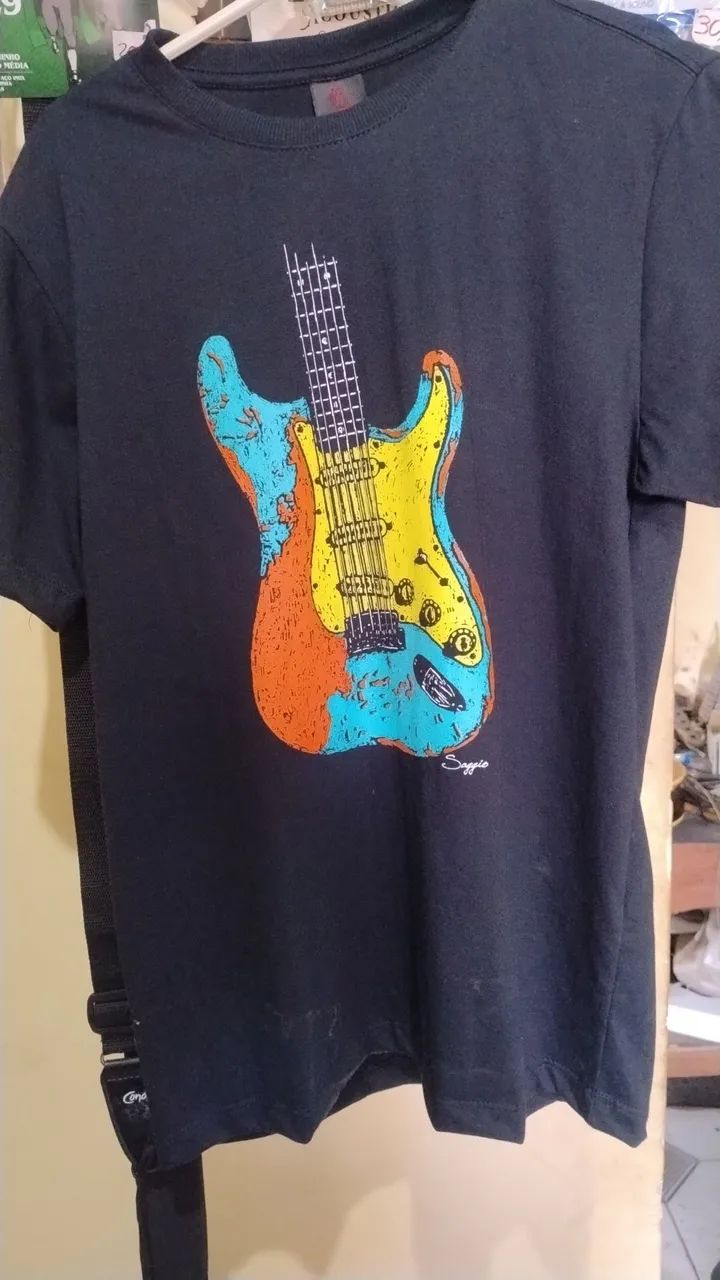 Camisa estampada com guitarra 