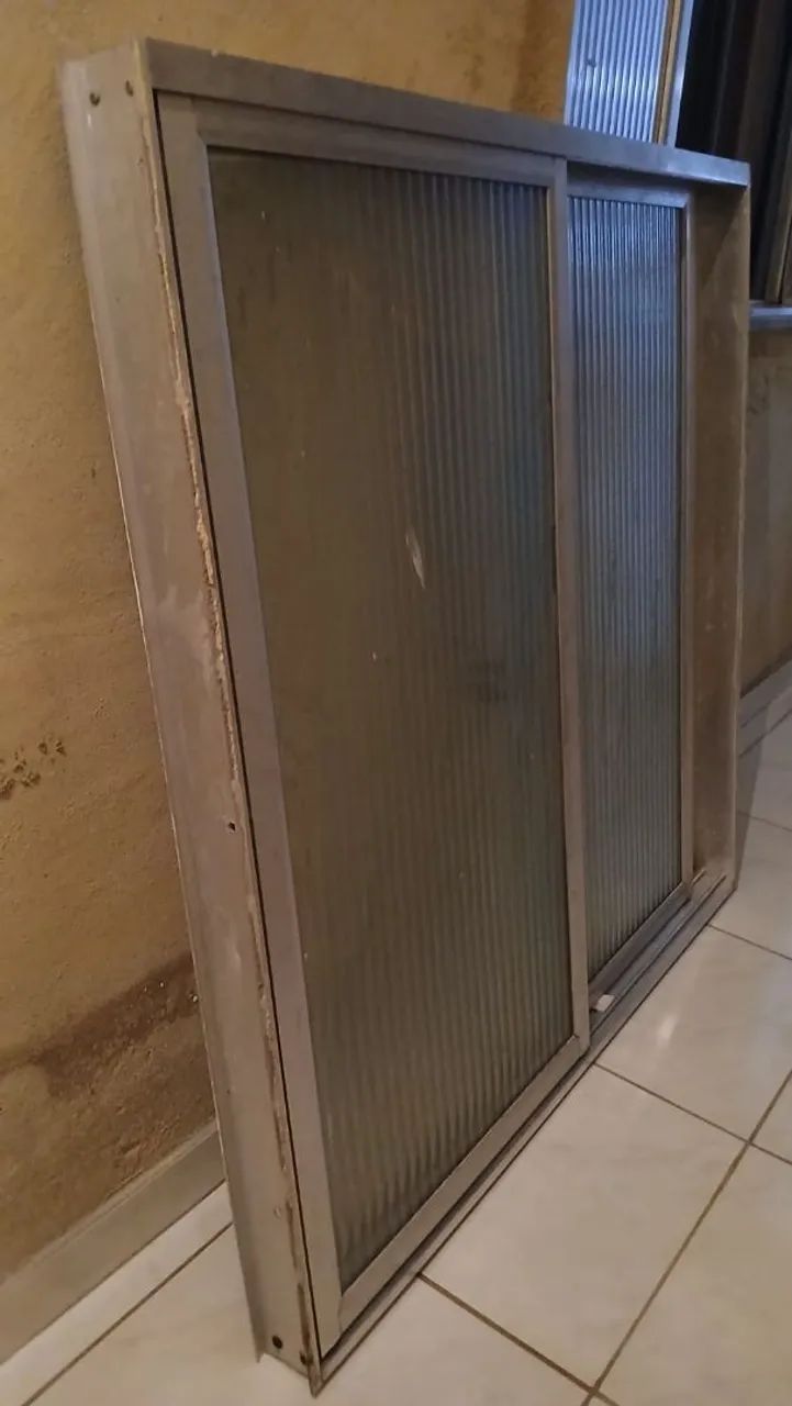 Janela à venda,ela possui 1,20 de altura e 1,20 de largura,precisa apenas de uma lavagem. - Foto 3