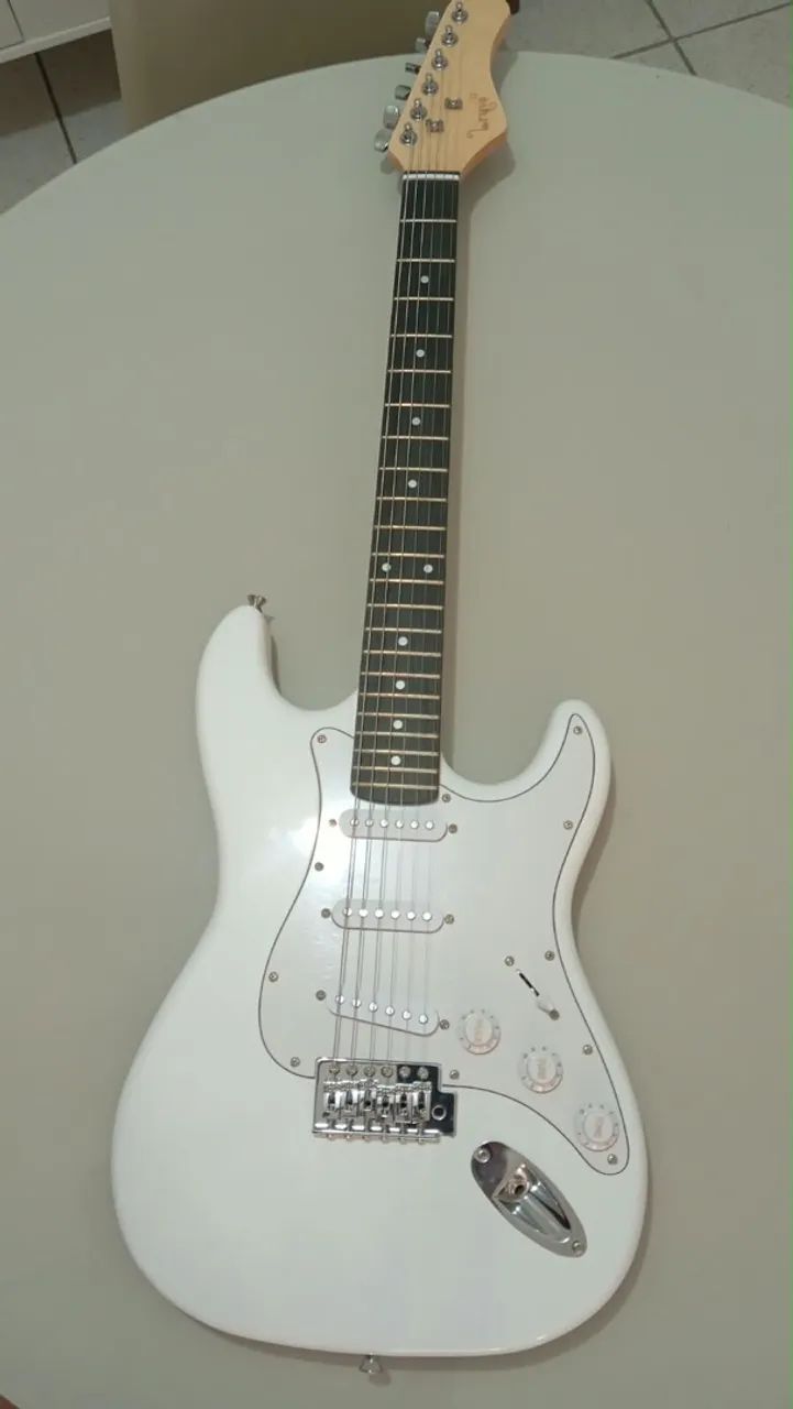 GUITARRA À VENDA!