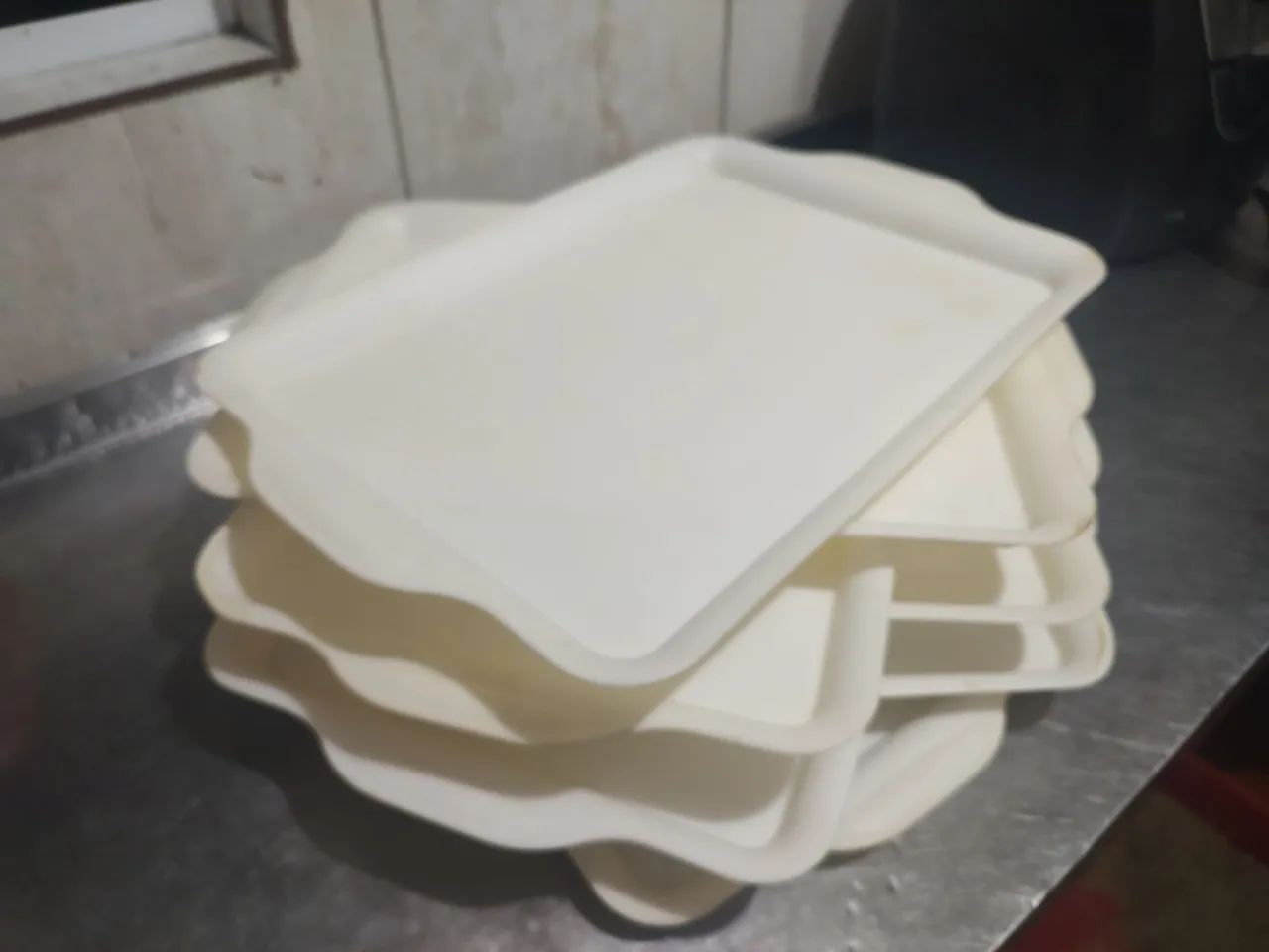 12 Bandejas Plásticas Brancas - Lote - Foto 3