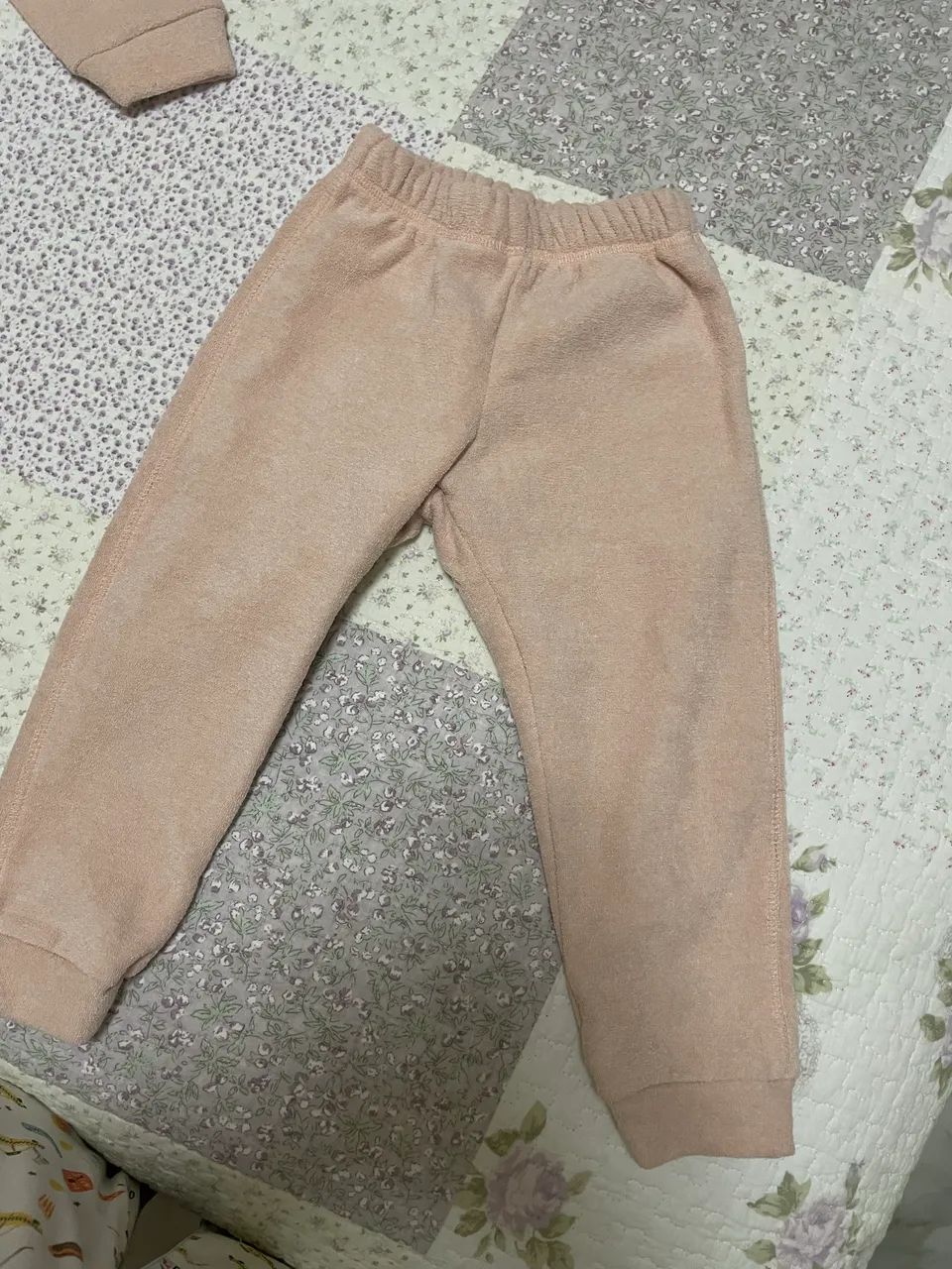 Este é um conjunto de moletom infantil verde com capuz e bolso canguru. - Foto 2