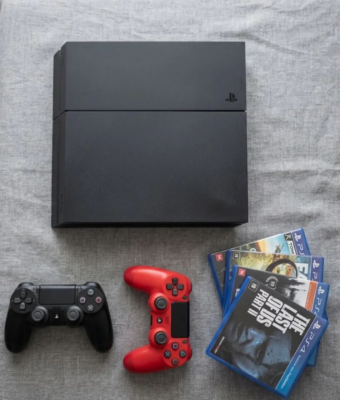 PS4 FAT 2TB de armazenamento + 4 jogos físicos + 2 controles + 2