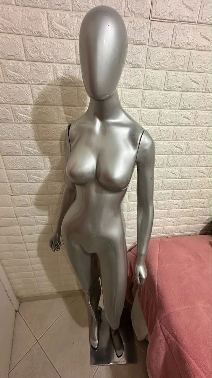 Vende-se manequim 