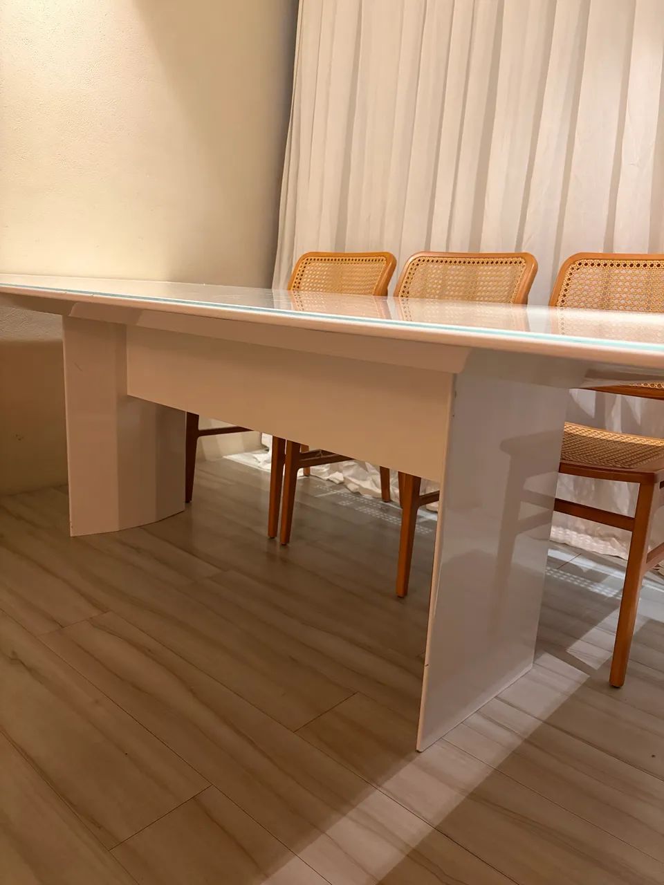 Mesa laqueada com tampo de vidro 