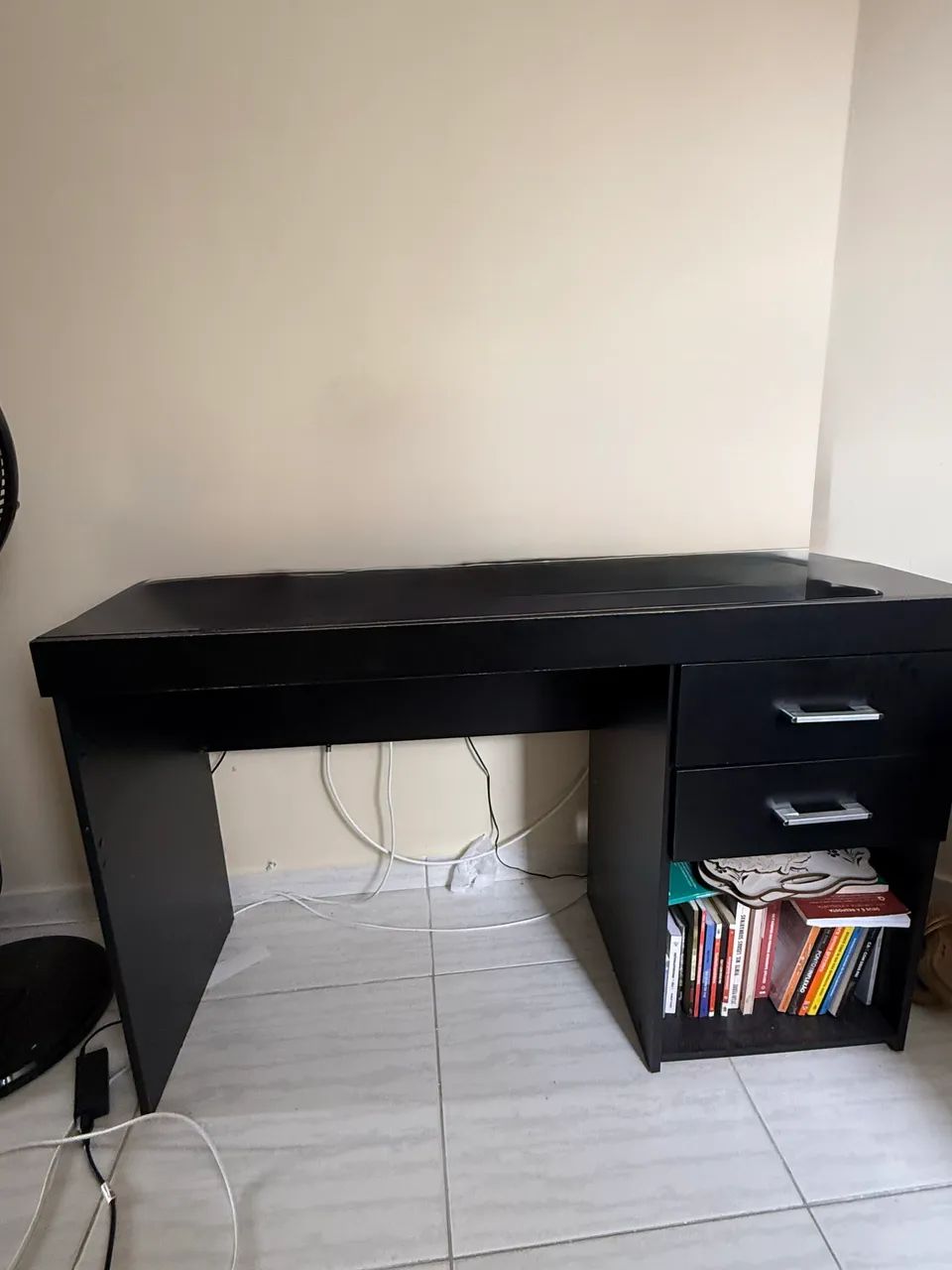 Escrivaninha com 2 gavetas bem conservada