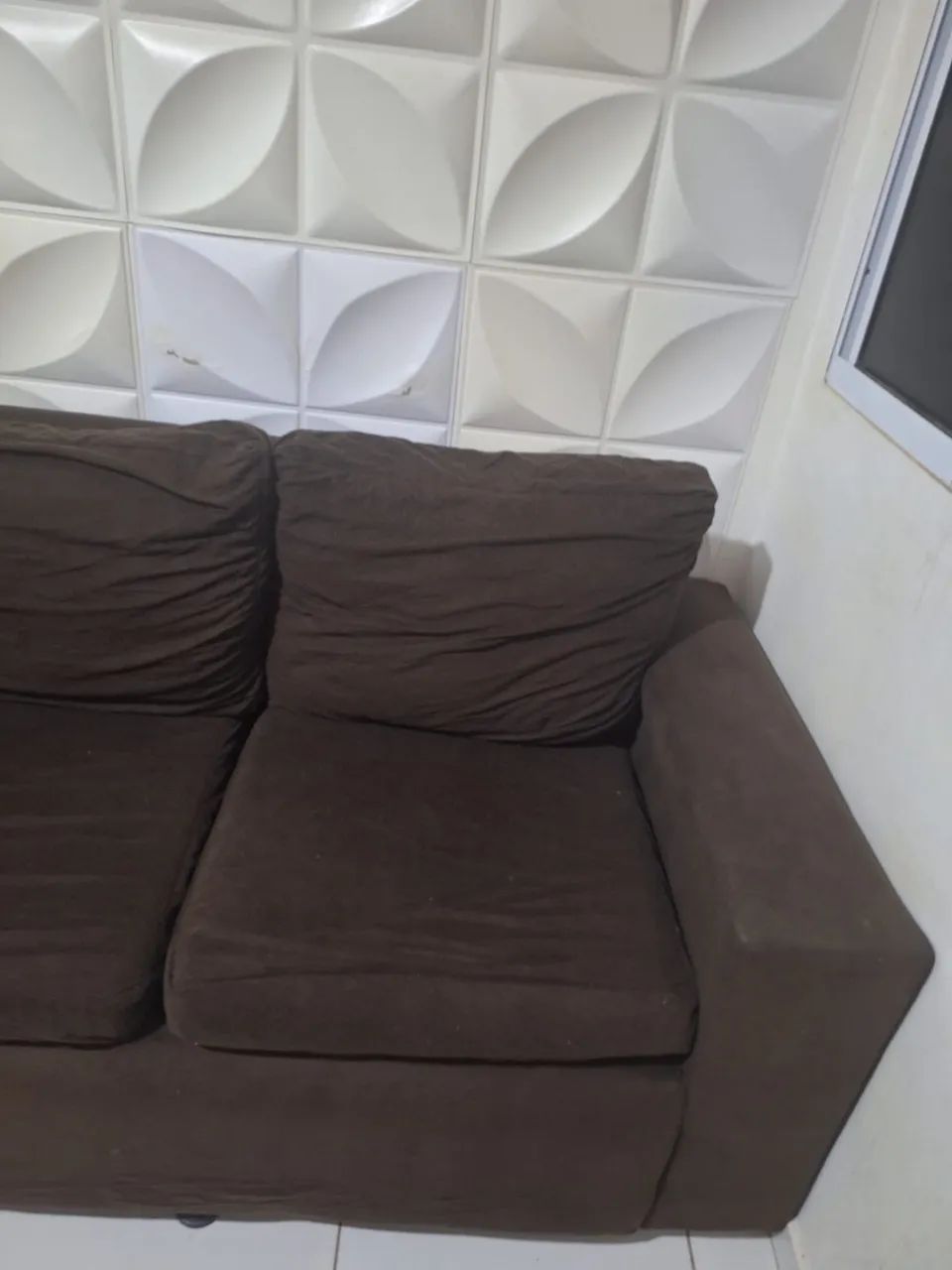 Sofá em tecido sued462847247322992640