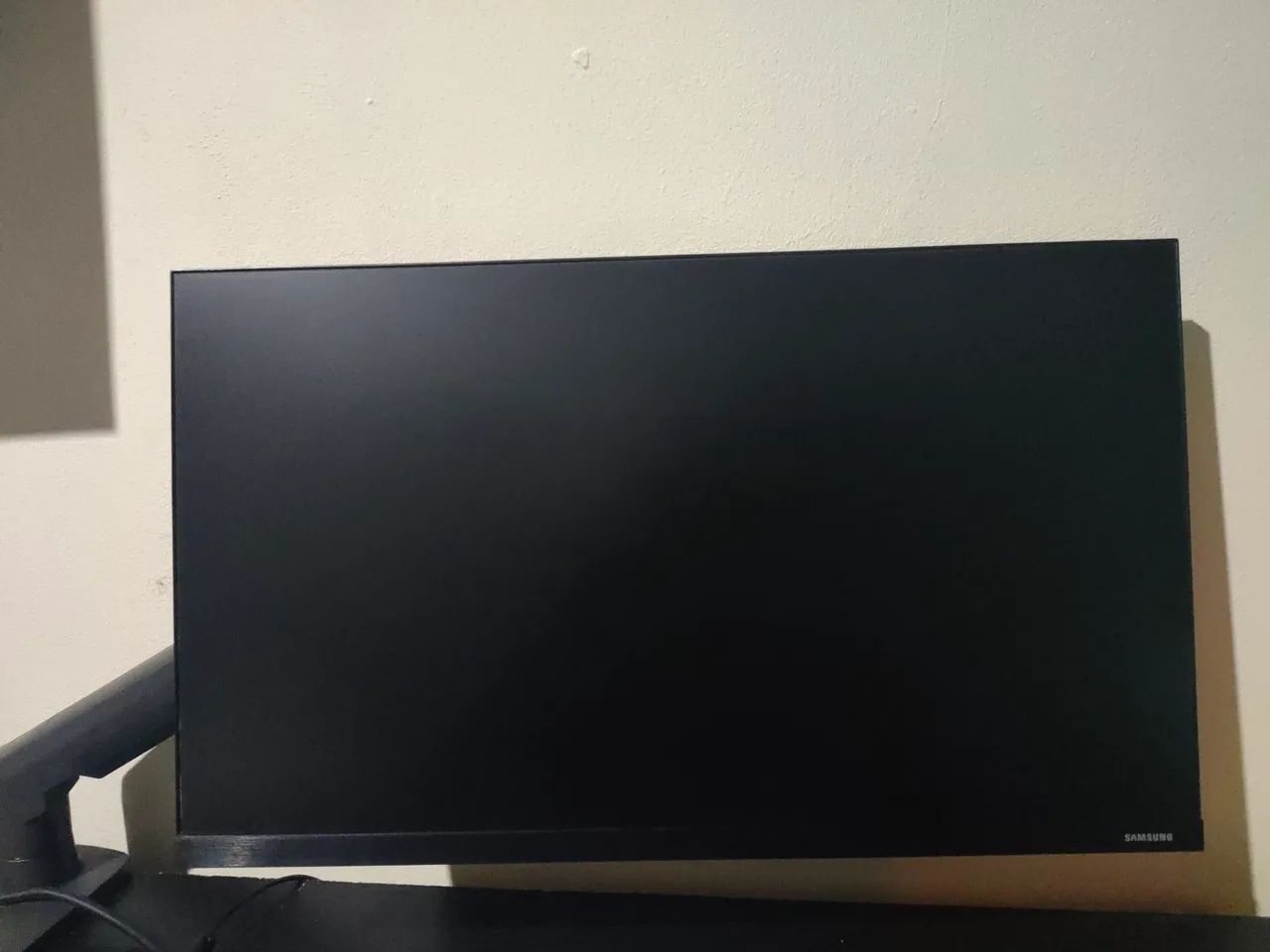 Monitor Samsung com suporte articulado 