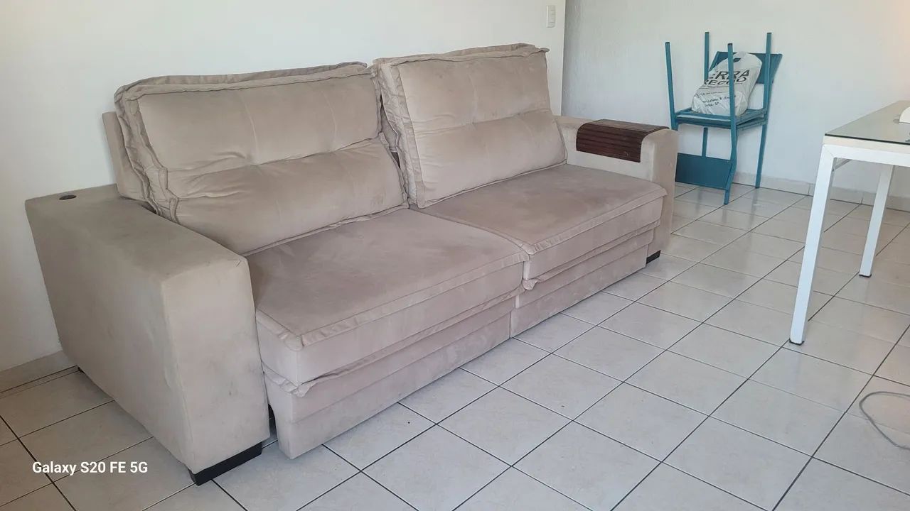 Sofá retrátil, bege 4 lugares.