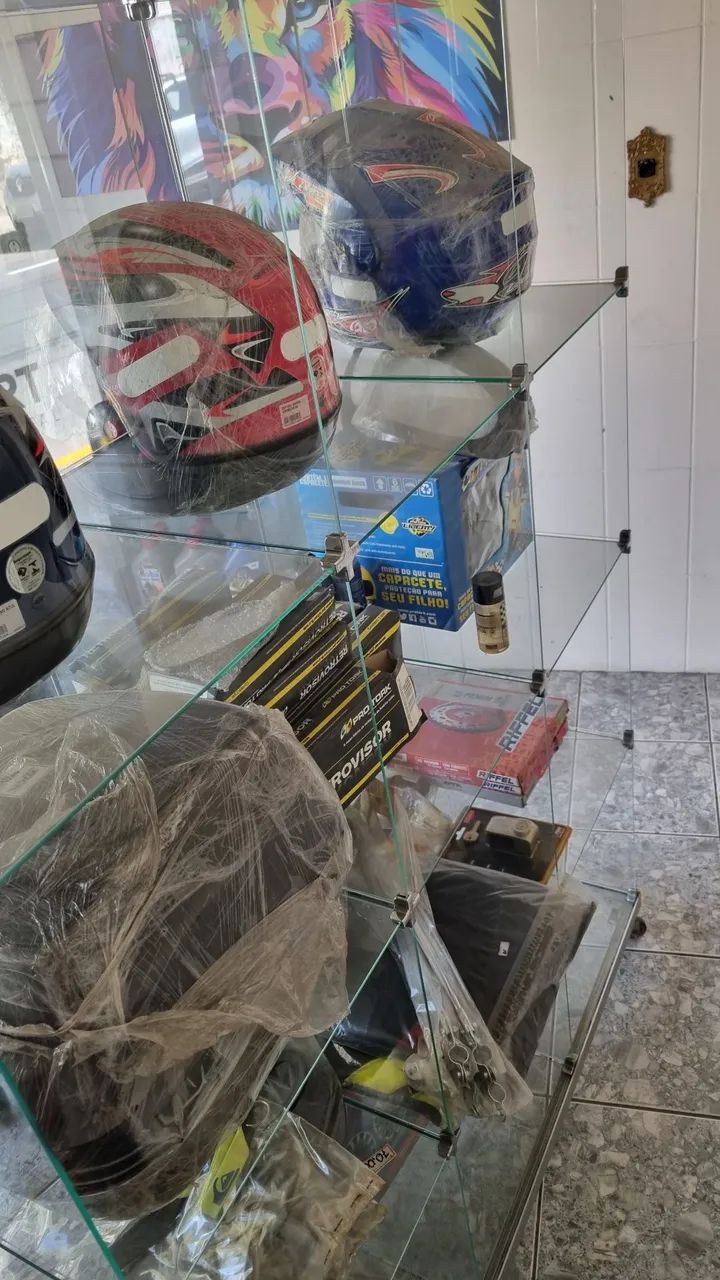 Vitrine expositor de vidro com divisórias e pés com rodinhas - Foto 3
