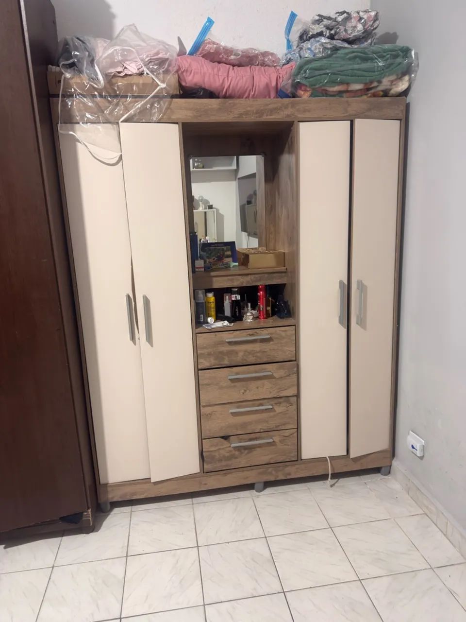 Guarda roupa 4 portas com espelho  - Foto 3