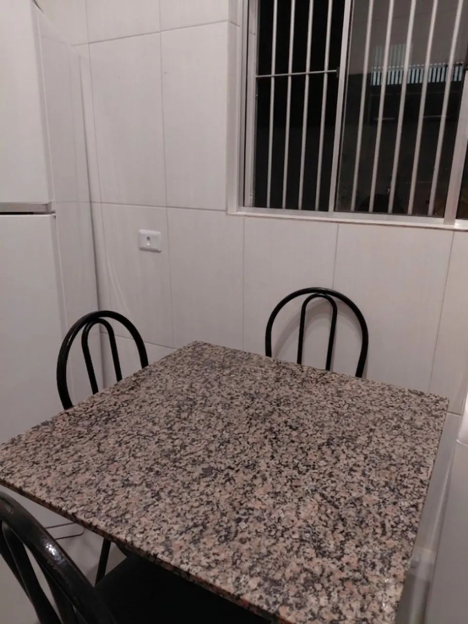 Jogo de Mesa com Tampo de Granito e 4 Cadeiras - Super Conservado e Resistente