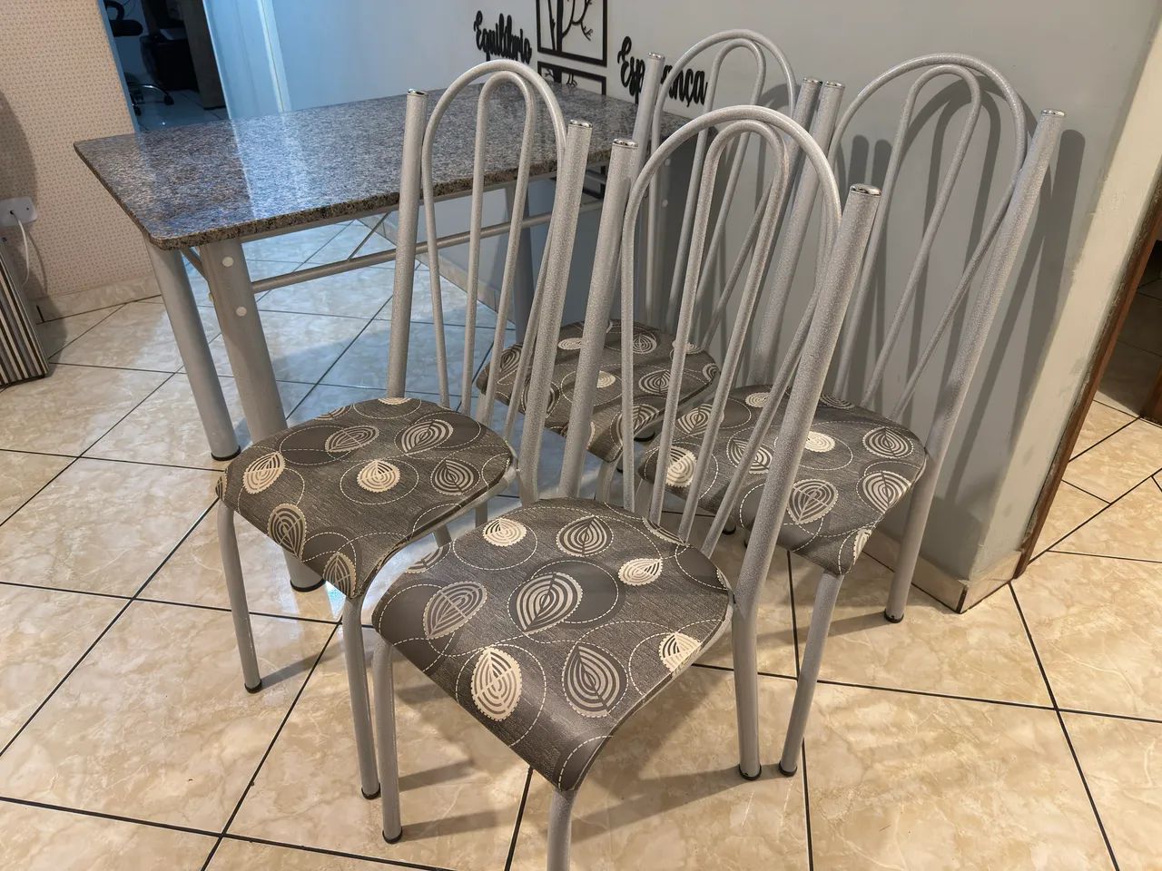 Mesa com Quatro Cadeiras - Foto 2
