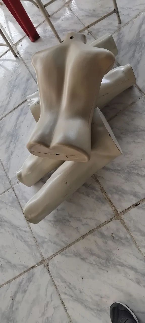 Busto e pernas de manequim