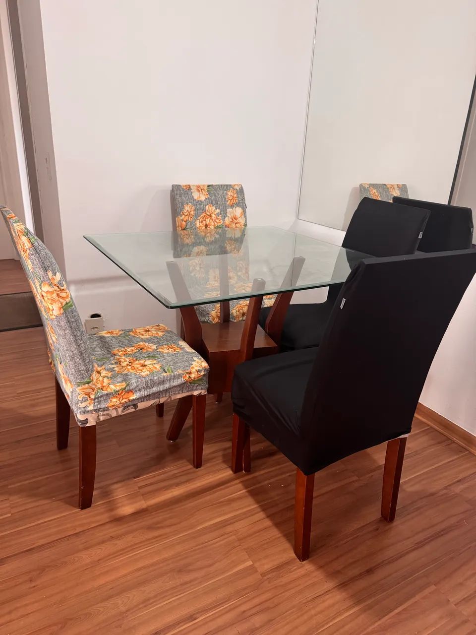 Mesa com Tampão de vidro e 4 cadeiras  - Foto 2