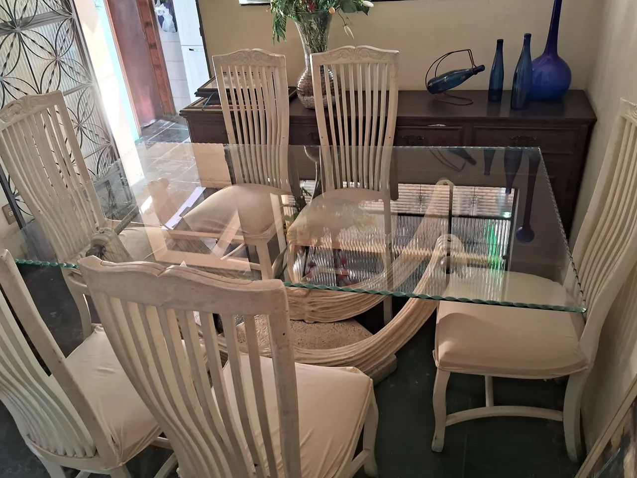Mesa de madeira maciça com tampo de vidro