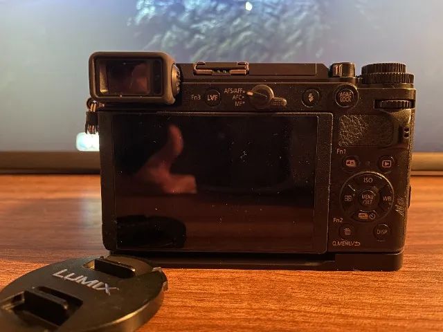 Câmera Panasonic Lumix GX9 + grip JJC + 2 baterias extras - Foto 6