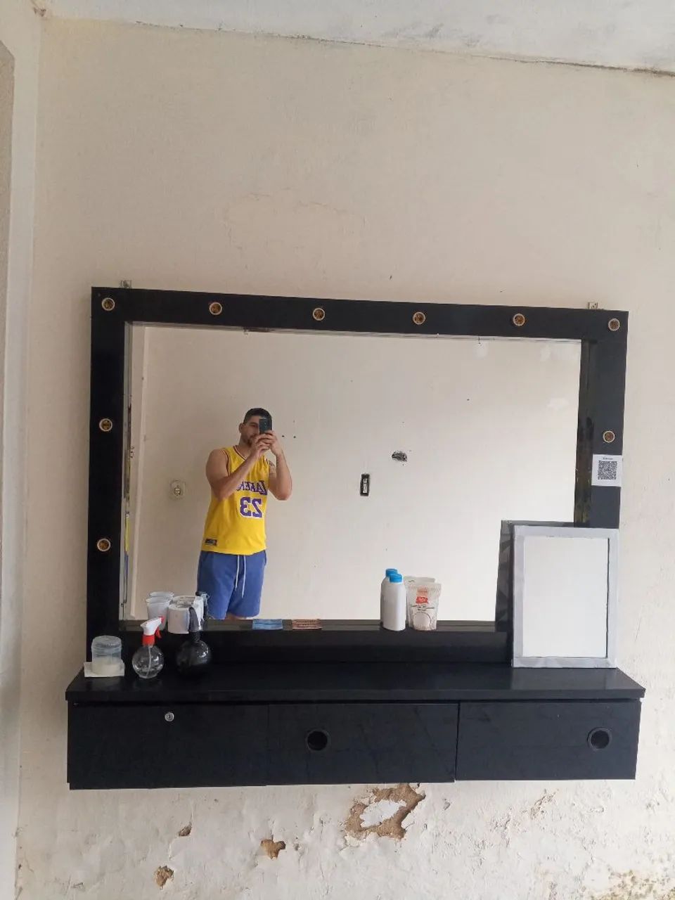 Vendo bancada para barbearia ou salão, espelho em perfeito estado e bancada conservada - Foto 2