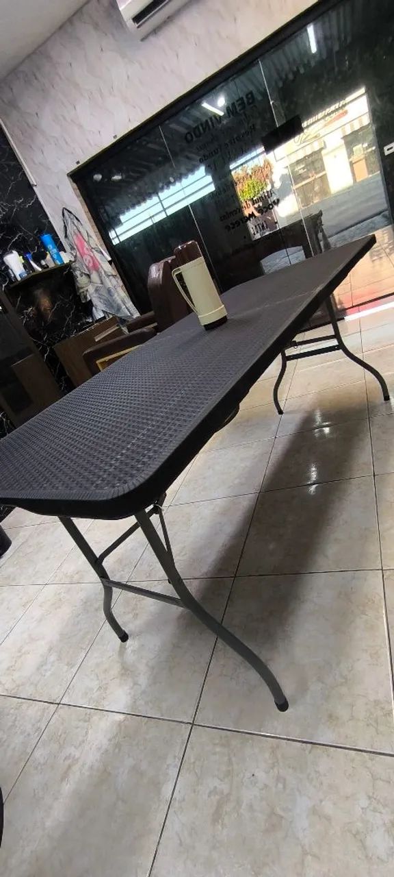 Mesa dobrável 1,80m grande, prática e resistente  - Foto 5