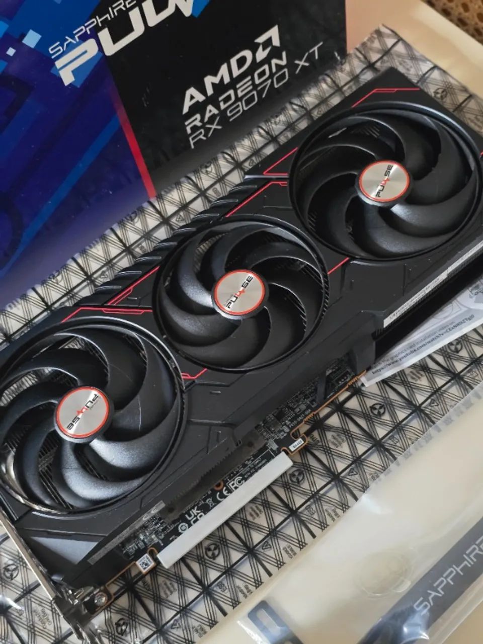 Placa de Vídeo AMD Sapphire Pulse RX 9700 XT 16GB - Foto 3