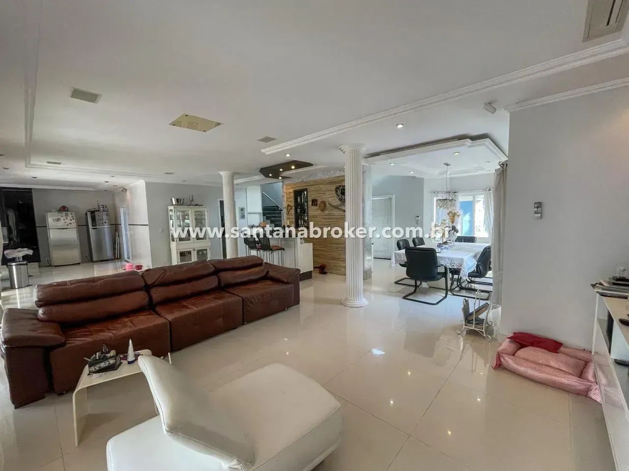 Vendo magnifica casa mobiliada com 3 suítes, 335m² de area útil