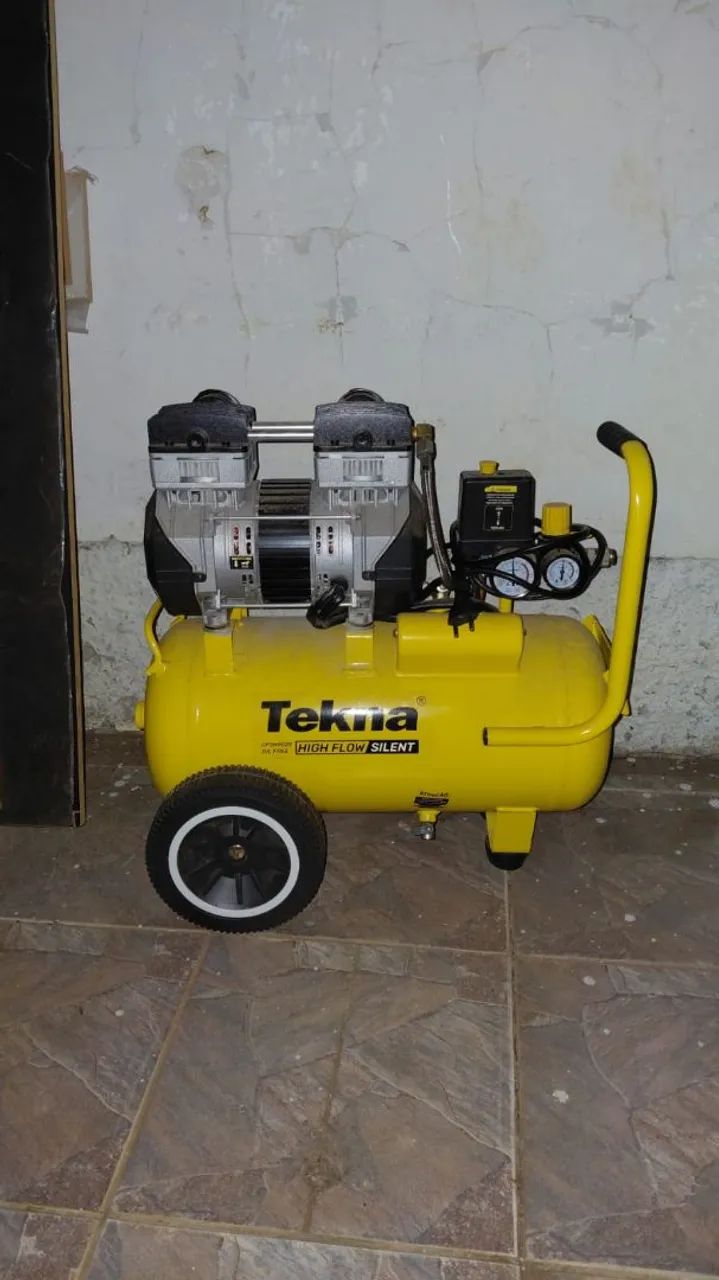 Compressor de ar com kit básico.