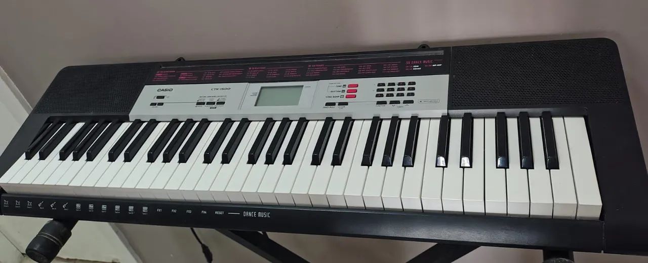 Vendo um teclado Casio CTK - 1500, com 100 Song Bank, 70 Ritmos, 120 ...