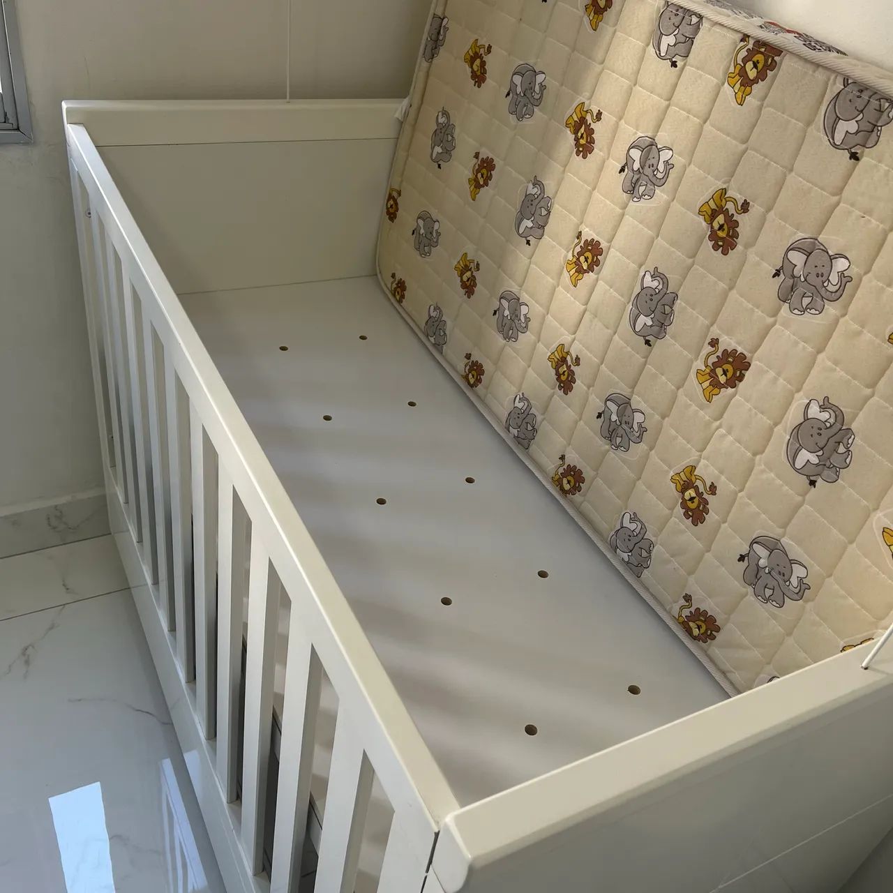 Berço Infantil Branco com Colchão - Excelente Estado - Foto 3