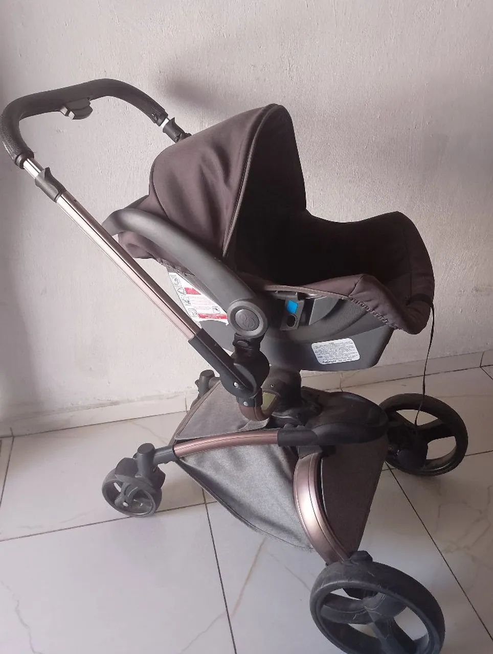 Vendo carrinho de bebê completo com bebê conforto e base