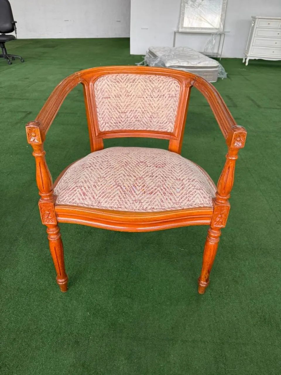 Poltrona Clássica de Madeira - Foto 2