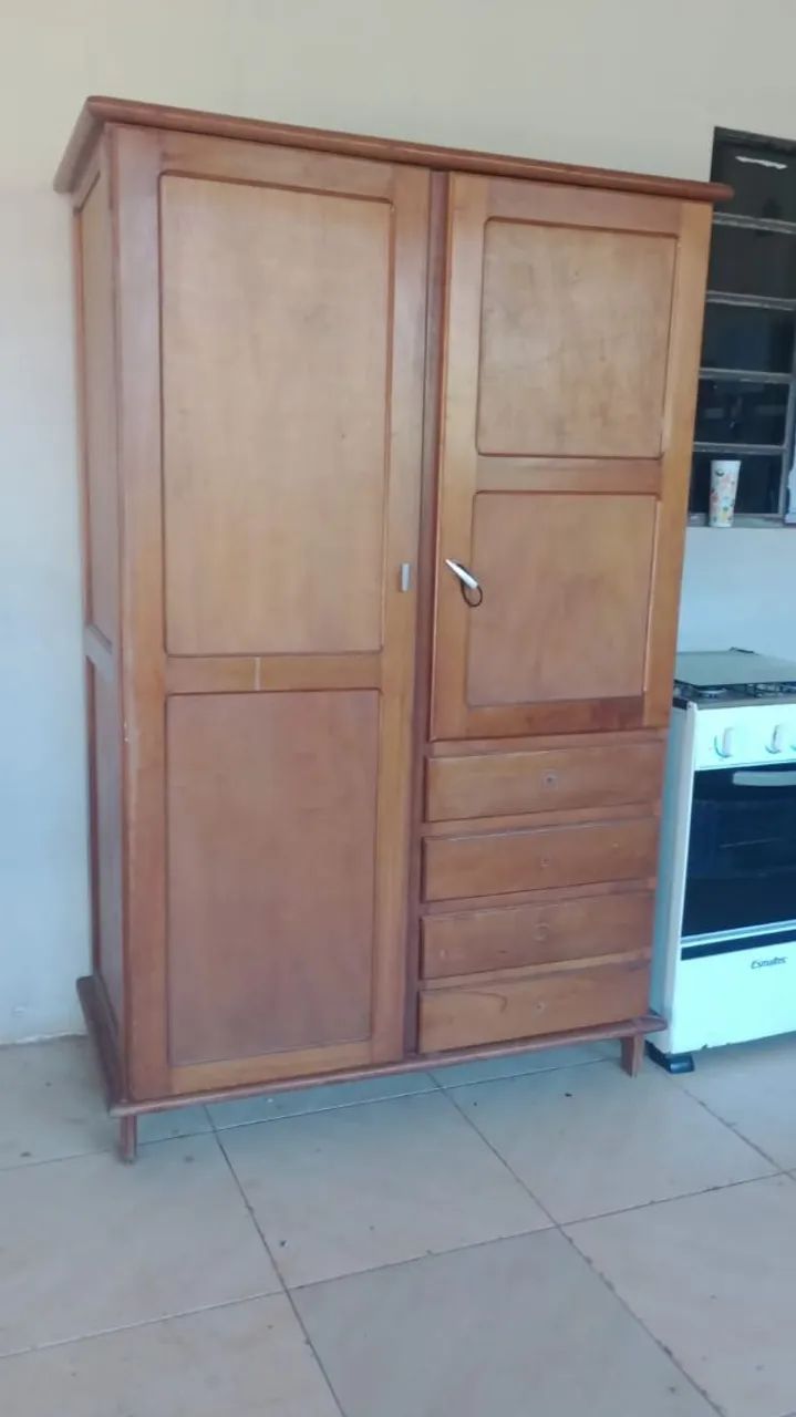 Guarda roupa de madeira 